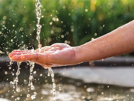 Wasser fließt über eine Hand