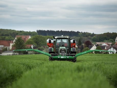 Traktor mit Düngerstreuer und GreenSeeker