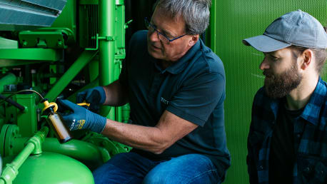 Servicemitarbeiter prüfen Biogasanlage