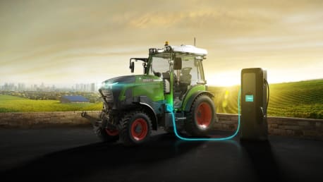 Traktor Fendt an Ladesäule