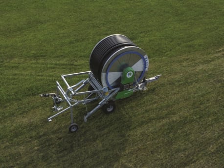 Trommelregner auf Grünfläche