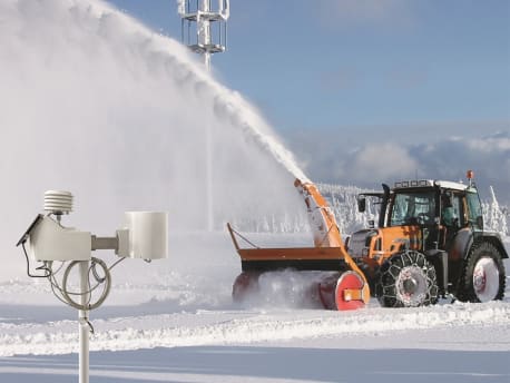 Wetterstation im Schnee vor Schneepflug