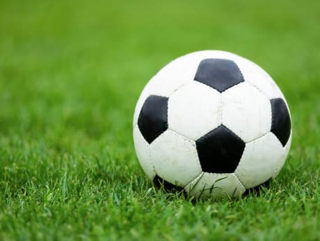 Fußball auf dem Rasen