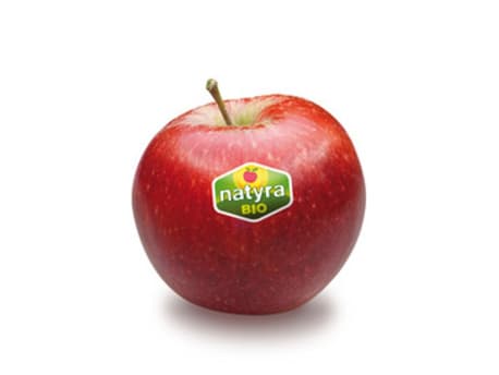 Roter Apfel mit Sticker vom Logo der Marke Natyra