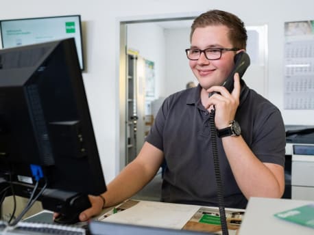 Telefon Schreibtisch Mitarbeiter Mann