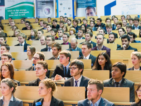 Bild zeigt eine Hörsaal mit Studenten