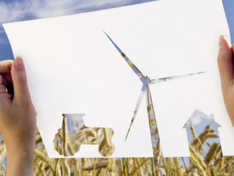 Papierscherenschnitt mit Windrad, Traktor und Haus