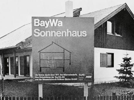 Das BayWa Sonnenhaus mit Werbetafel