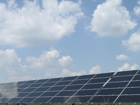 Solarpanels vor blauem Himmel