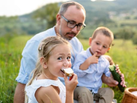 Bild von Vater mit zwei kleinen Kindern