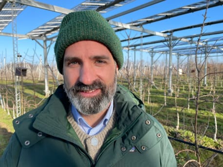 Man in front of Agri-PV-System