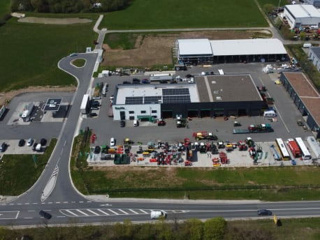 Luftbild des neuen Standorts zeigt Gebäude, Landtechnikmaschinen und Zufahrt zum Gelände