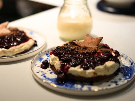 Zwei Käsekuchen und eine Kerze