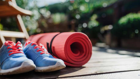 Turnschuhe und Sportmatte