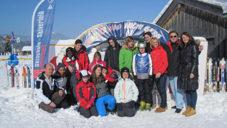 Gruppe von Kindern auf einem Berg beim Skifahren