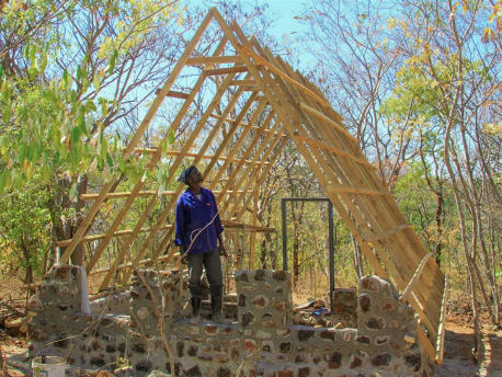 Holzgerippe eines Wohnhauses in Kwathu