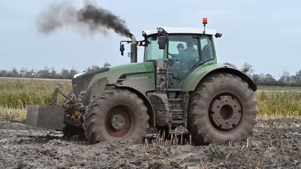 Fendt Traktor drückt richtig Ruß raus