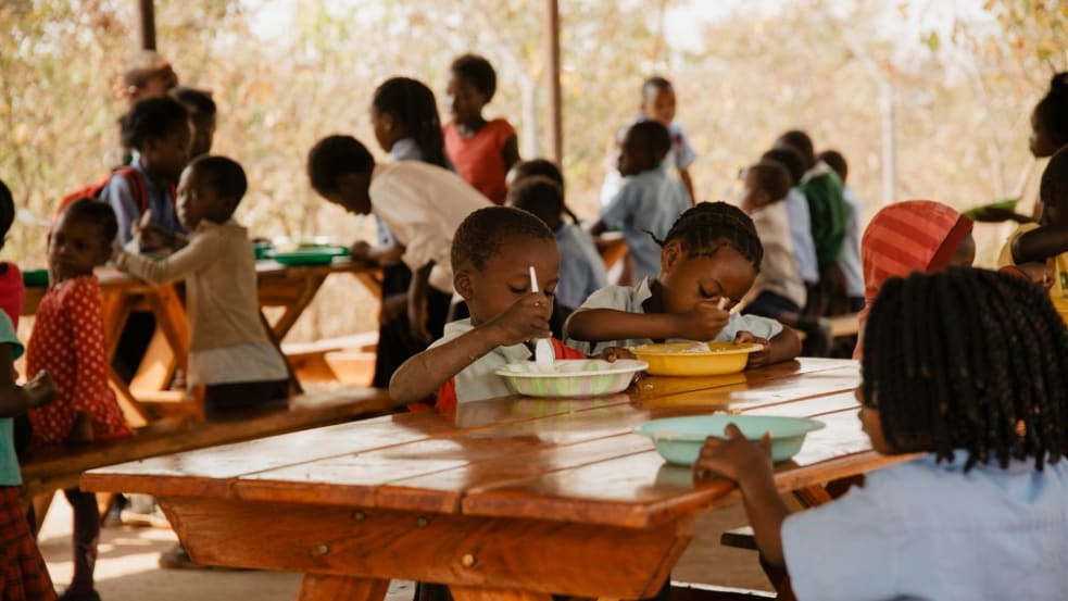 Kinder des Kwathu Children´s Home beim gemeinsamen Mittagessen