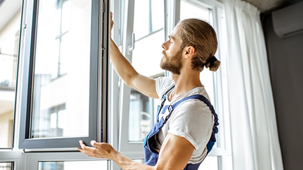 Mann stellt Fenster ein