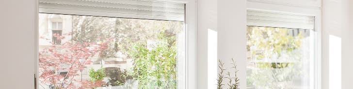 Fenster mit Rollläden von Innen