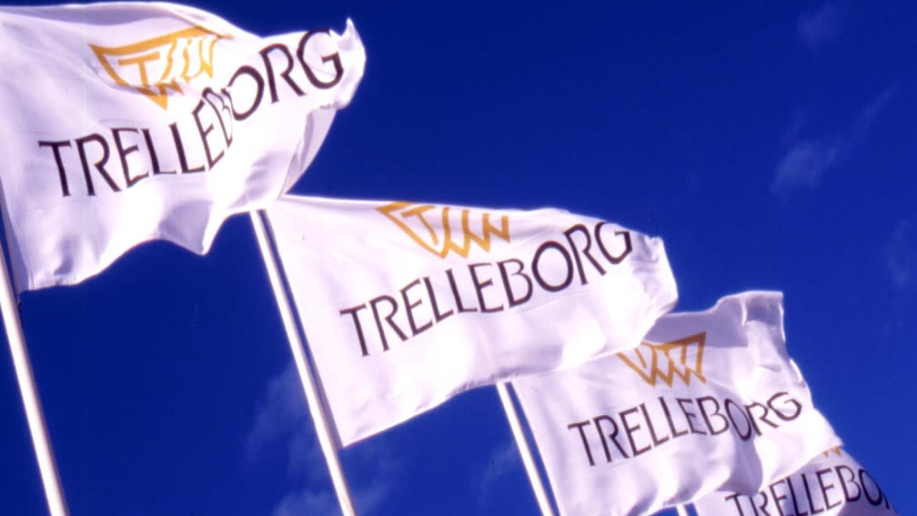 Weiße Flaggen mit dem Trelleborg Logo wehen im Wind