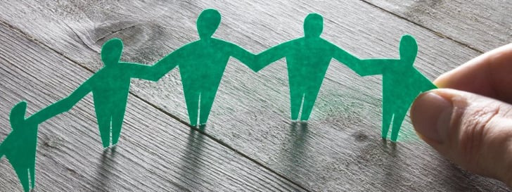 Das Bild zeigt 4 grüne Papiermännchen