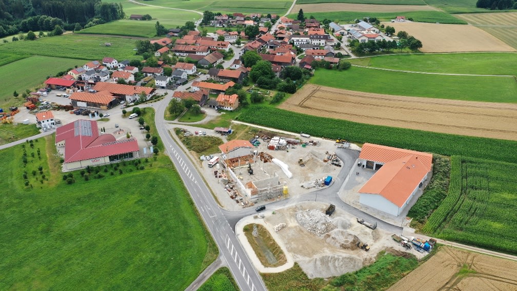 Luftbild von Schlacht und dem neu gebauten Holzpelletslager