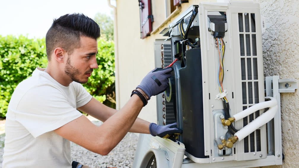 Handwerker repariert Heiztechnik