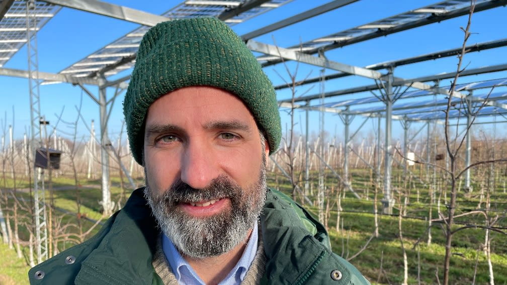 Stephan Schindele steht vor der Agri-PV-Anlage in Gelsdorf