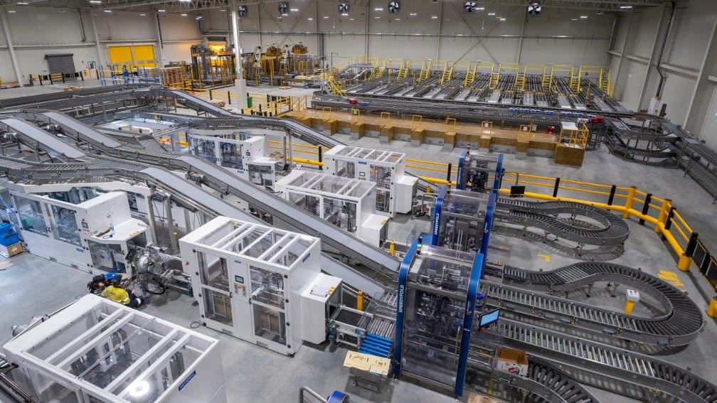 The picture shows the packing line in the new packing house: several assembly lines and machines can be seen, but they are not yet running.