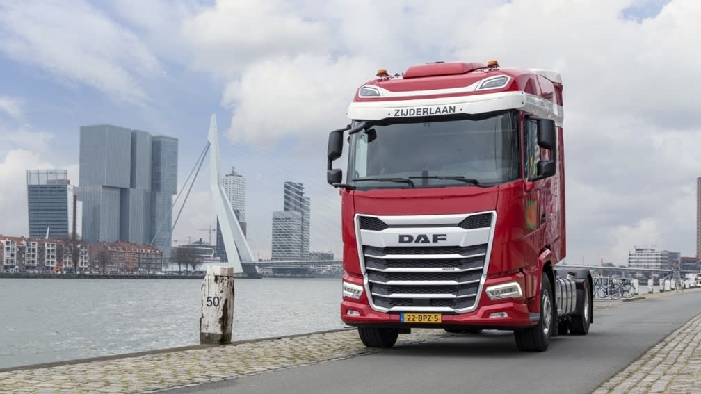 Lkw der Spedition Zijderlaan fährt auf Straße am Hafen entlang