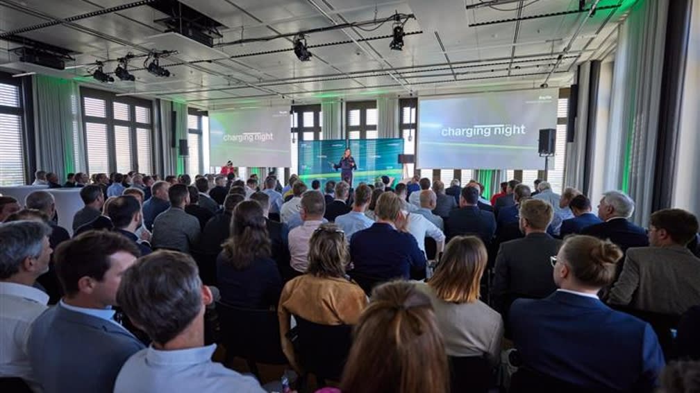 The picture shows the audience from behind during one of the lectures.