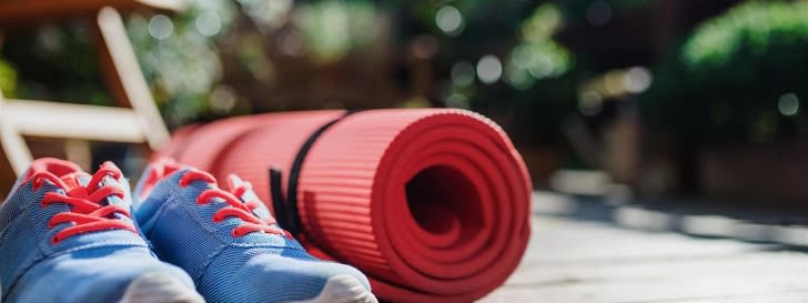 Sportschuhe und Matte