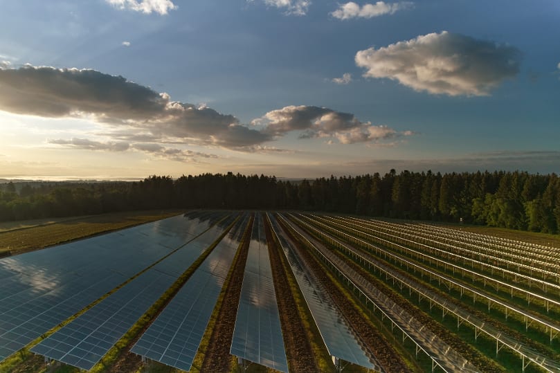 Solarkraftwerk im Sonnenuntergang