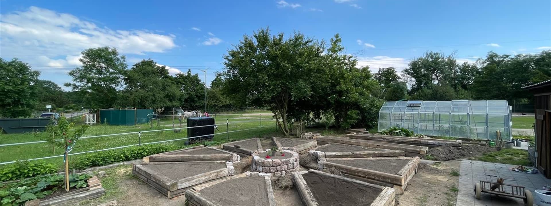 Neu angelegter Gemüsegarten auf dem GENERATIONENHOF Leipzig