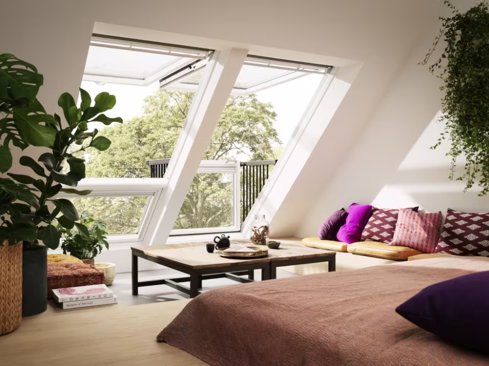 Zwei Dachfenster in einem Wohnzimmer
