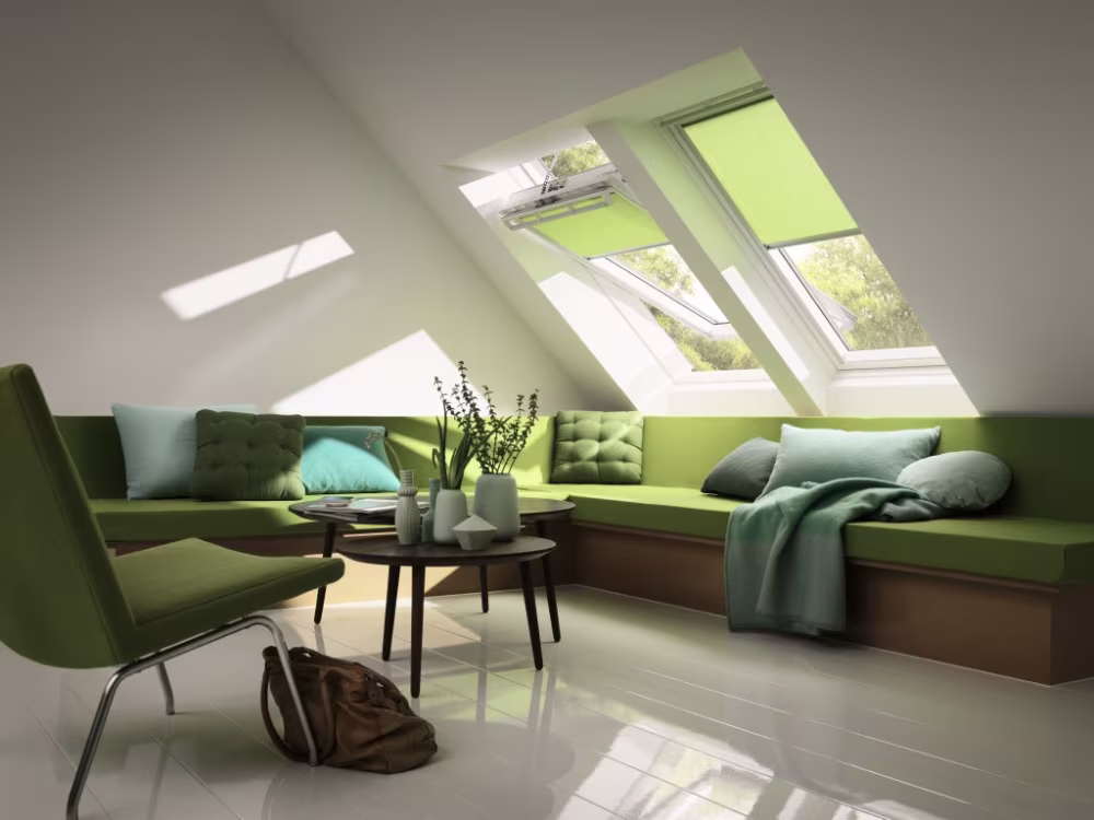 Zwei Dachfenster mit grünen Rollos