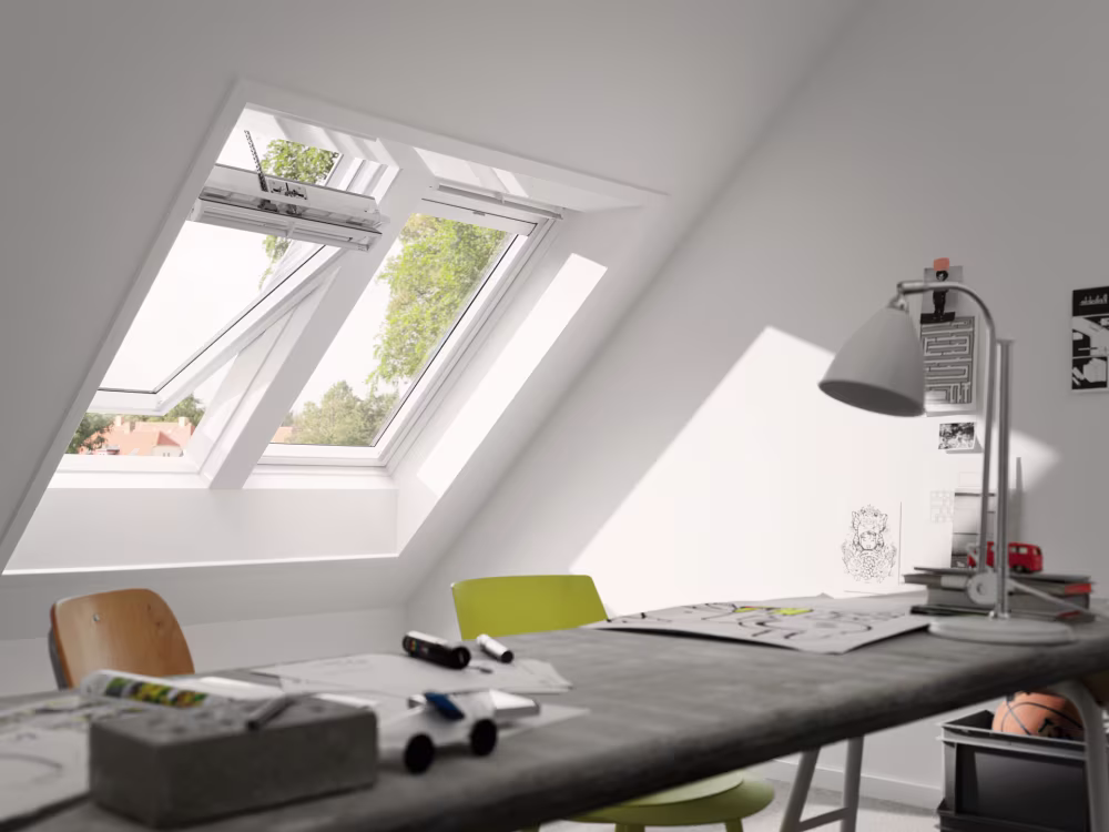 Zwei Dachfenster in einem Büro