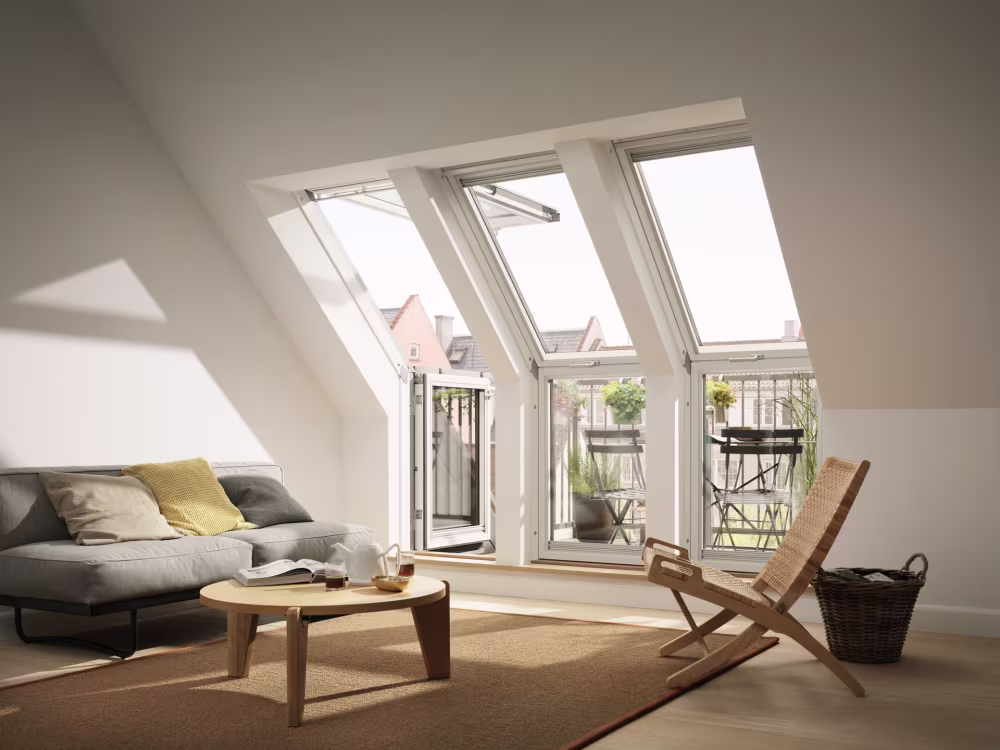 Drei Dachfenster über einem Dachbalkon