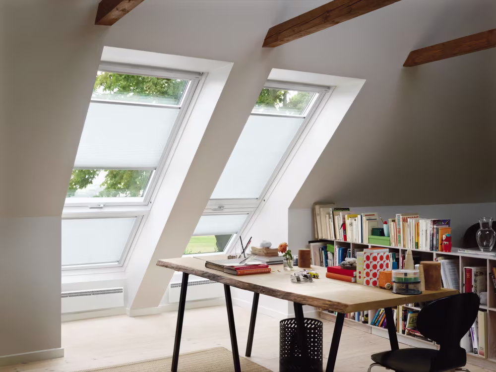 Vier Dachfenster mit Rollos in einem Esszimmer