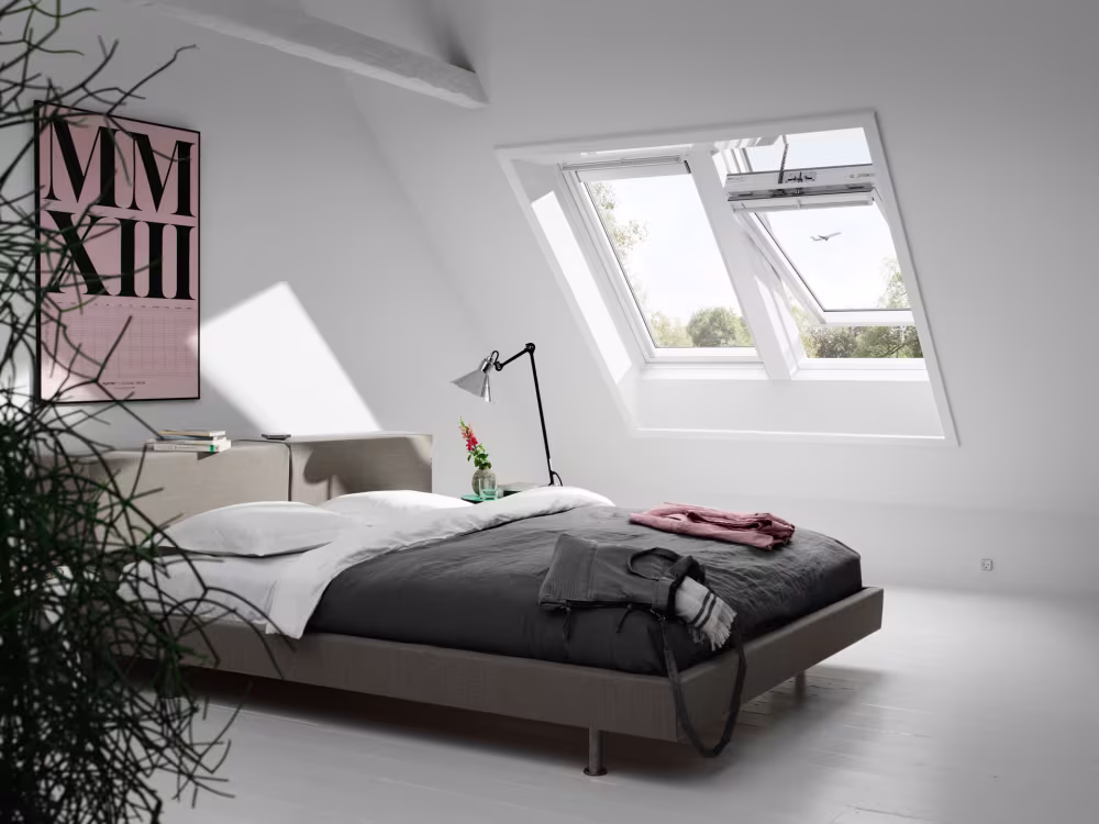 Zwei Dachfenster in einem Schlafzimmer