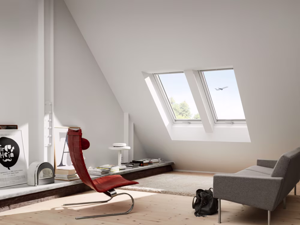 Zwei Dachfenster in einem Wohnzimmer