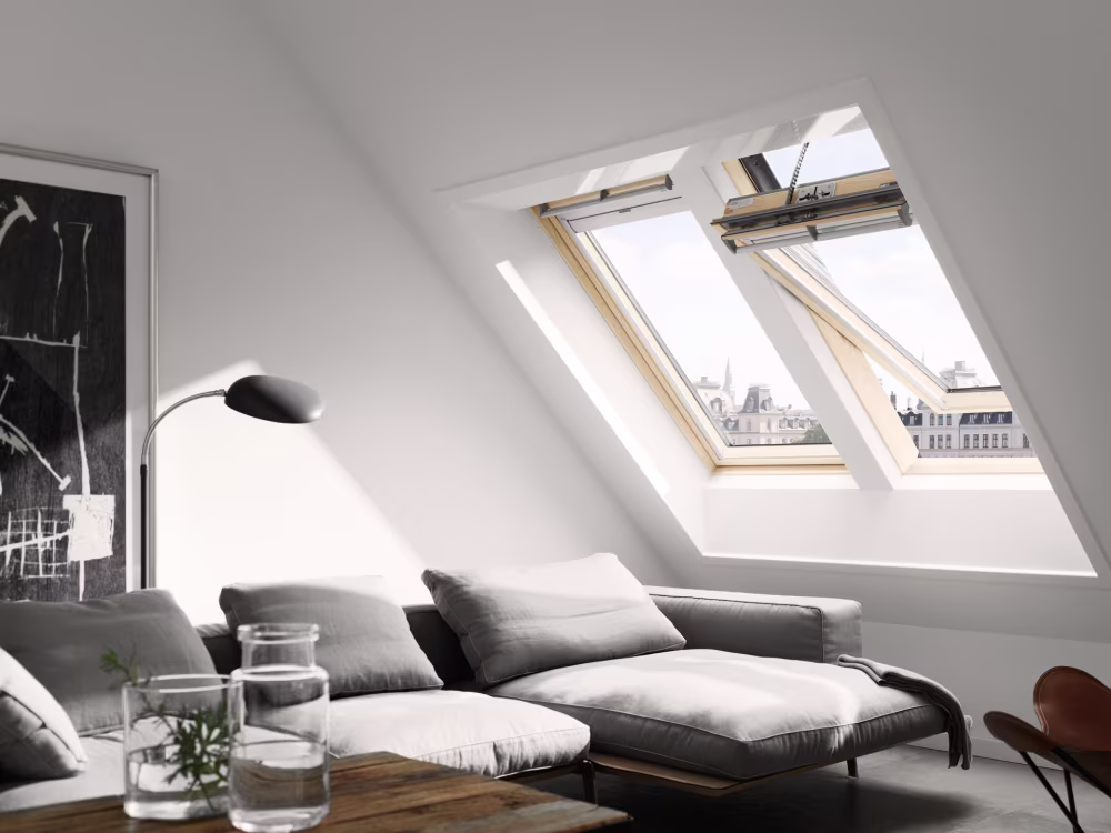 Zwei Dachfenster in einem Wohnzimmer