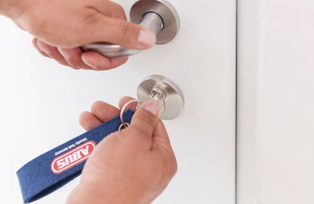 ABUS Schlüssel öffnet eine Tür