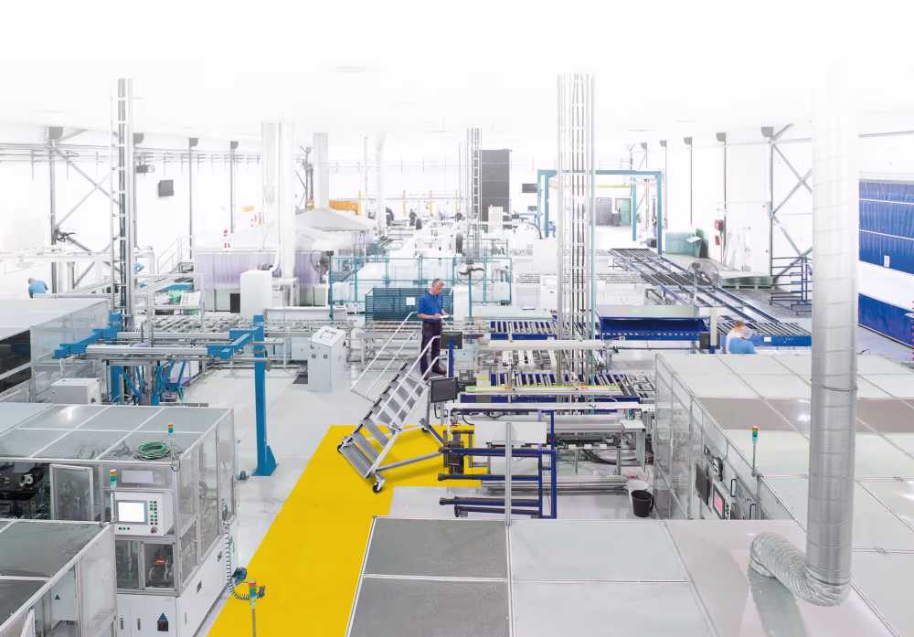 Leitern sind in einer großen Fabrikhalle in Benutzung