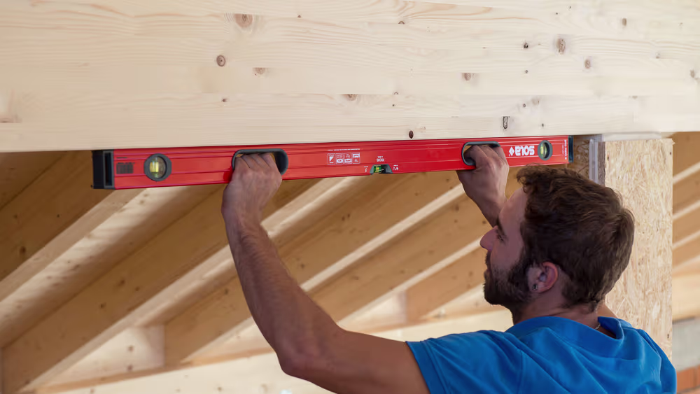 Wasserwaage an einem Holzbrett