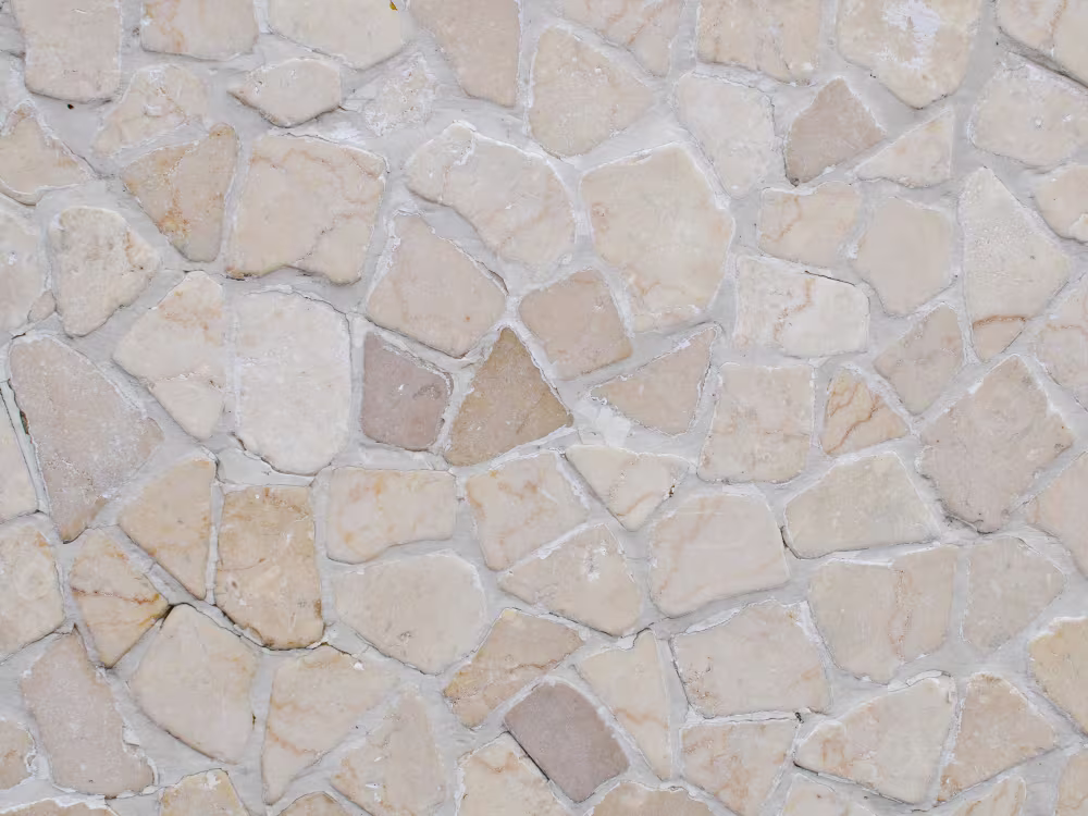 Eine Mauer aus beigem Sandstein