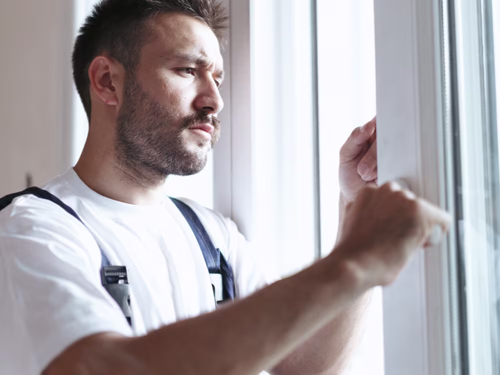 Handwerker bei der Fensterwartung