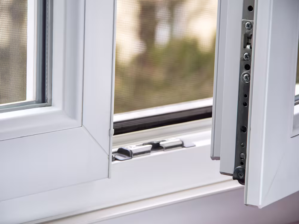 Geöffnetes Fenster mit Schließmechanismus