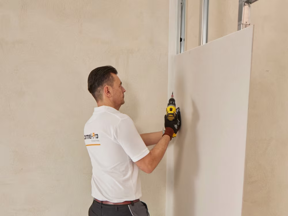 Gipskartonplatten am Ständerwerk befestigen